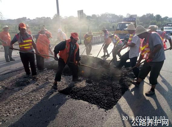 陕西：眉县公路段积极开展雨后路面病害修复工作